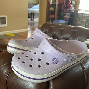 Girls crocs Women’s size 6 Lavender color.